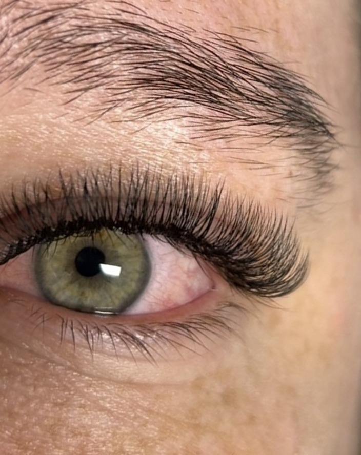 Volle set wimpers bij een groen oog